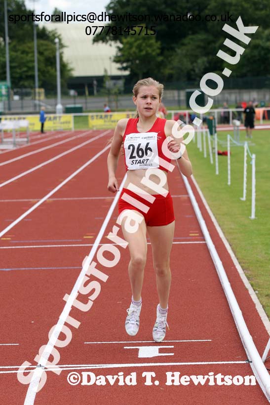 Under-15 girls 800 metres. Photo: David T. Hewitson/Sports for All Pics